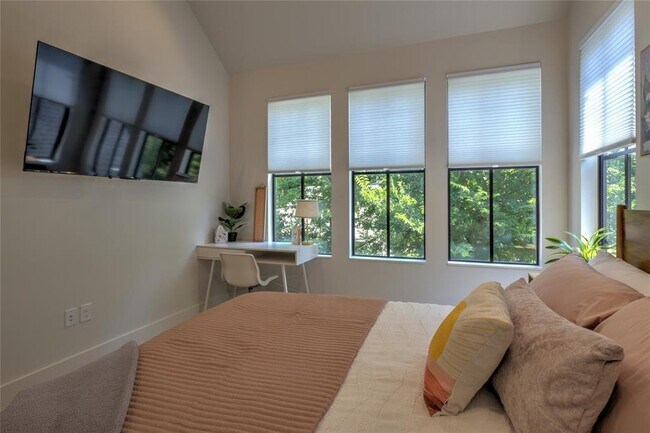 Building Photo - 6005 Woodrow Ave