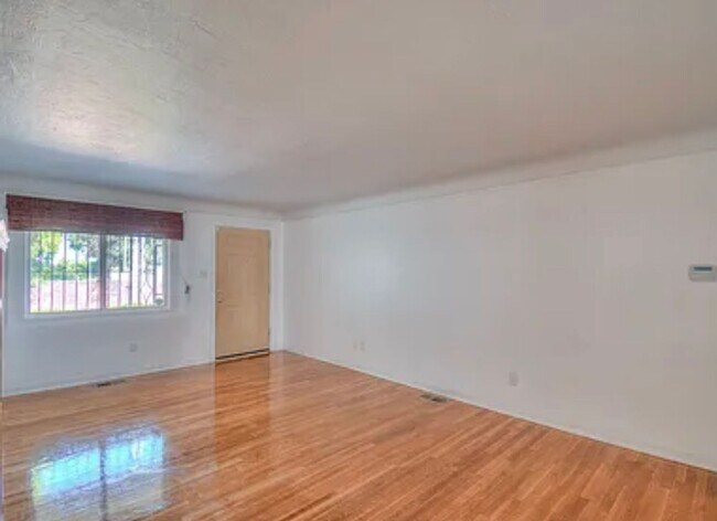 Building Photo - 3 Bedroom 2 Bathroom