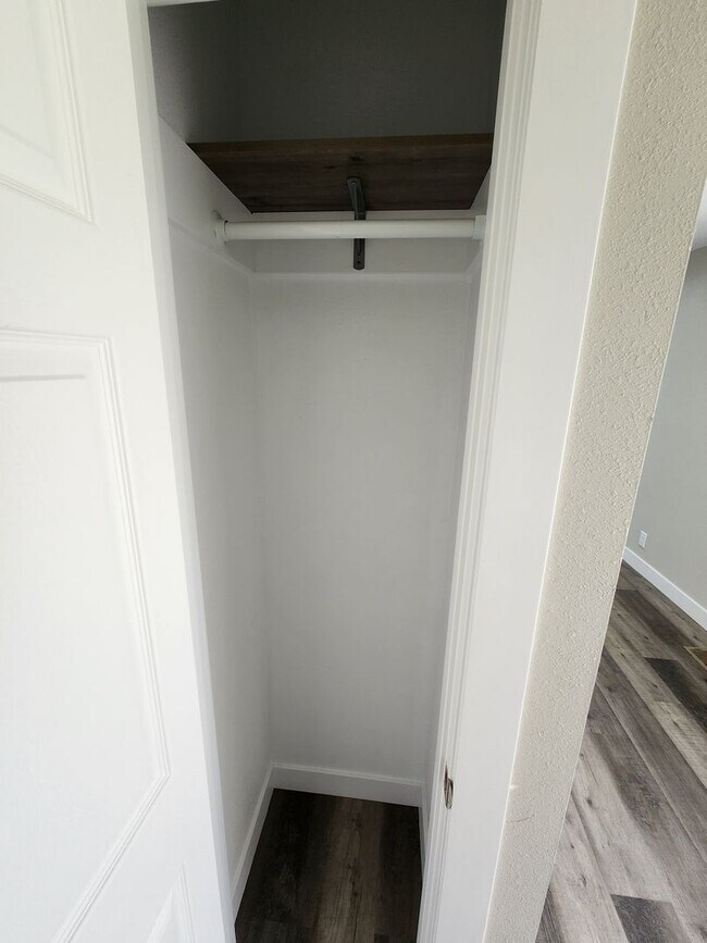 Building Photo - Spacious 2-Bedroom, 1-Bathroom Home AVAILABLE NOW!!