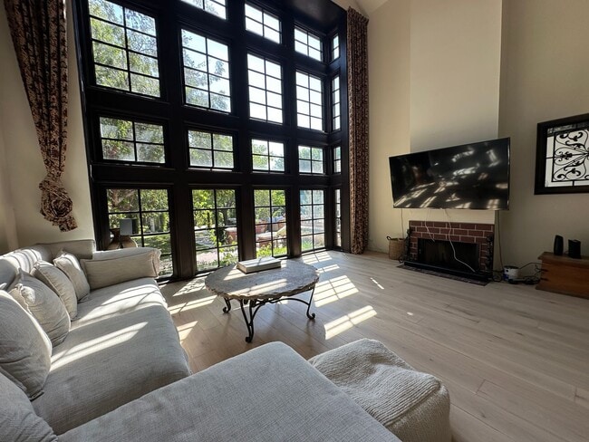 Building Photo - SPACIOUS MANSION WITH 2 PRIVATE ROOMS *FOR...