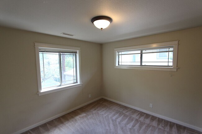 Building Photo - Spacious 3BR home Near NAU | New Carpet + Parking for 3 Vehicles