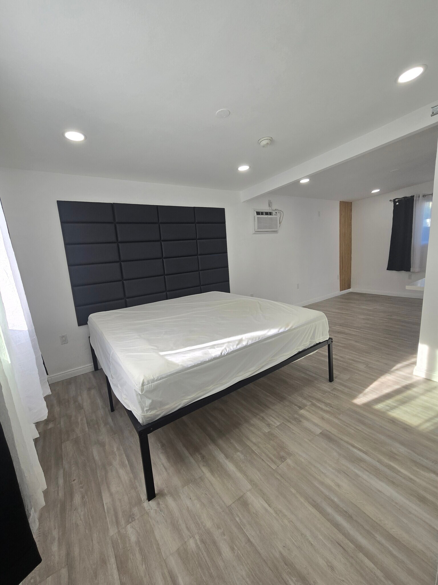 Building Photo - 1943 Claudina Ave