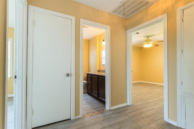 Building Photo - 214 Carlang St