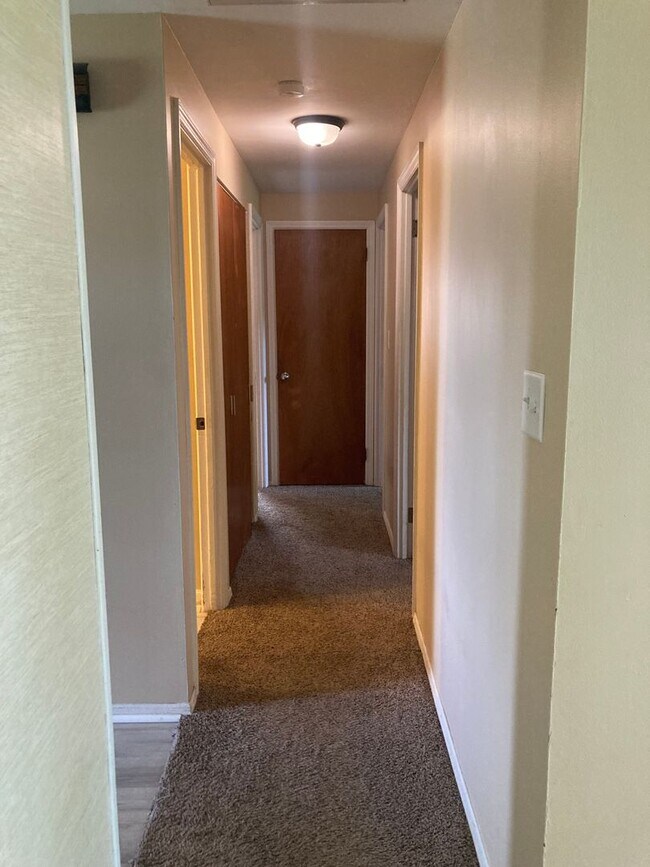 Building Photo - Must See! Large 3 Bedroom, 2 Bath Ranch Ho...