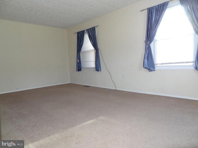 Building Photo - 2074 Lake Grove Ln