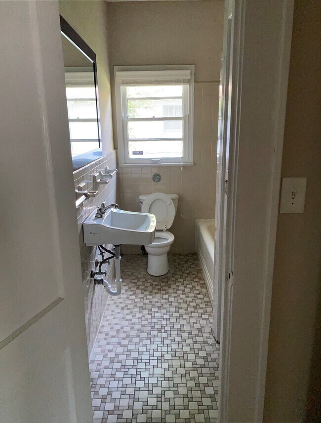 Bath 2 - 1628 4th Ave