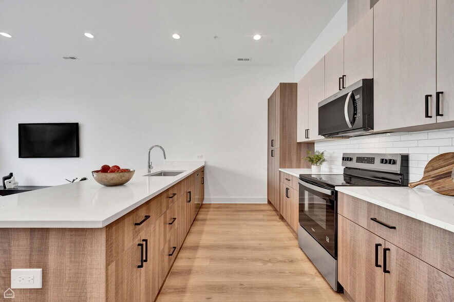 Building Photo - 1621 W 13th St