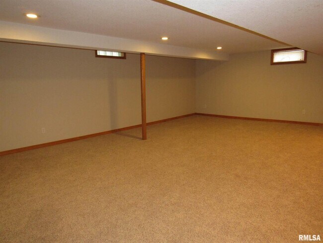 Building Photo - 233 Manor Dr