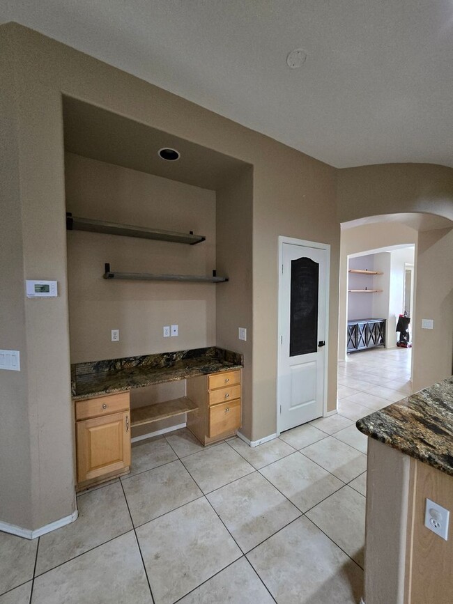 Building Photo - 3 Bedroom, 2 Bath with Den Available Now!