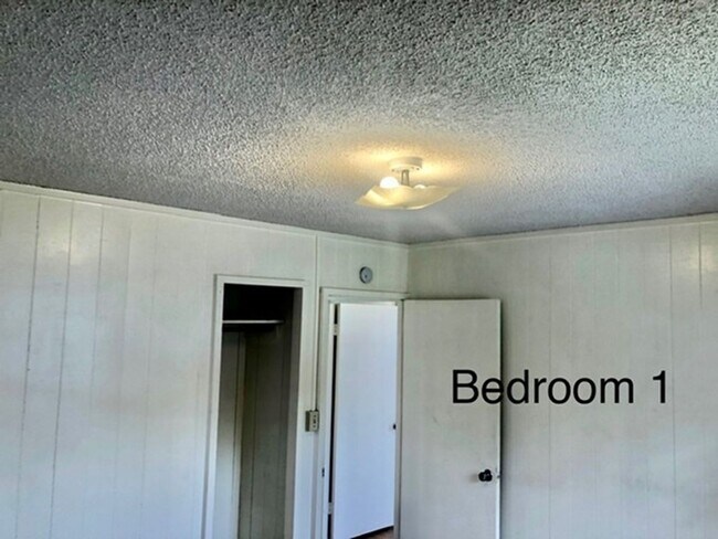 Building Photo - 2 bedroom 1 bathroom perched on the hillsi...