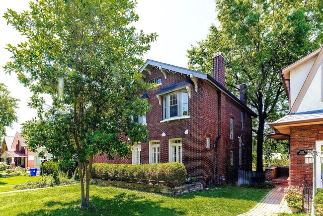 Building Photo - Gorgeous U-City Pershing Ave 4 bedroom/3 bath GEM - Fully Furnished with CLASS AND ELEGANCE - Mus...
