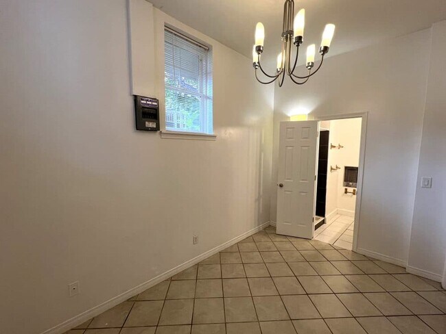 Building Photo - August 2026 Pre-Lease! One Bedroom on the Hill