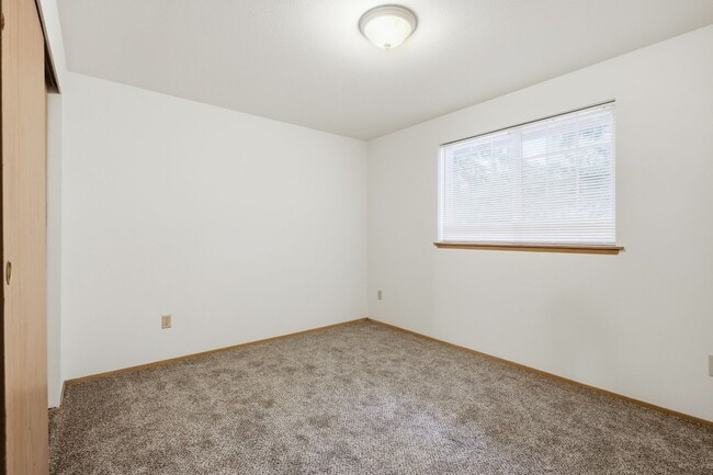 Building Photo - 3 bedroom 1.5 bathroom 2 story duplex in Lacey - North Thurston School District.