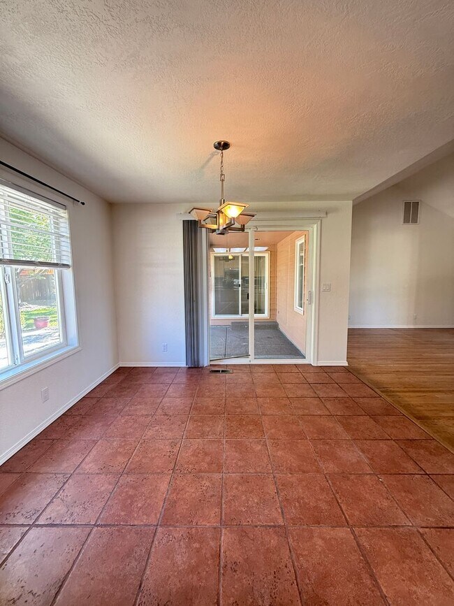 Building Photo - Immaculate 3 bedroom, 2 bath home in desirable Medford Neighborhood!