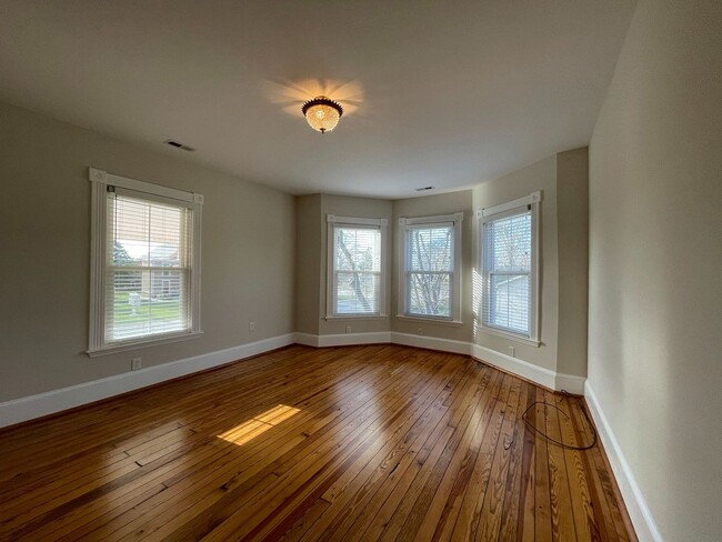 Building Photo - Huge Vintage Home in South Hill