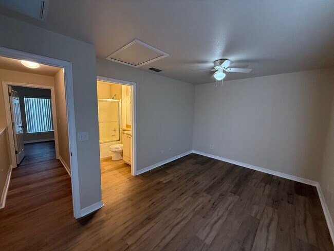 Building Photo - 2 Bedroom/2 1/2 Bathroom End Unit Apartment