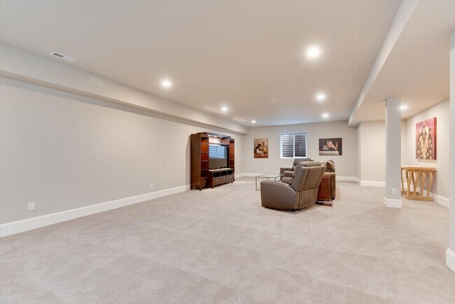 Building Photo - Furnished Home - Move in Ready!