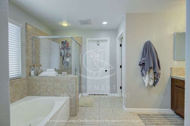 Building Photo - Lincoln Crossing, 4 bedroom 2.5 bath