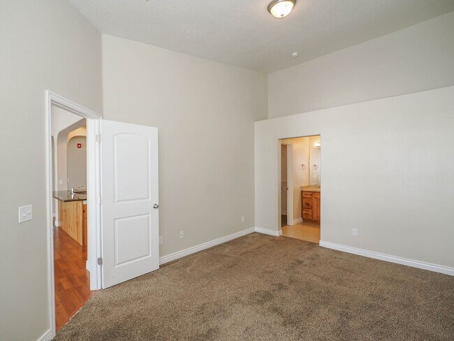 Building Photo - Beautiful Daybreak Condo