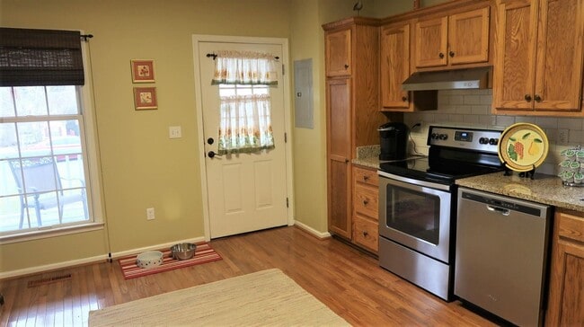 Building Photo - 3 Bedroom 2.5 Home in Christiansburg!