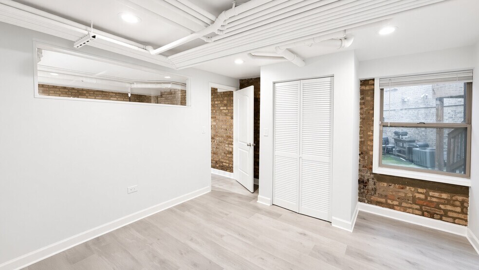 Building Photo - 2042 W Touhy Ave