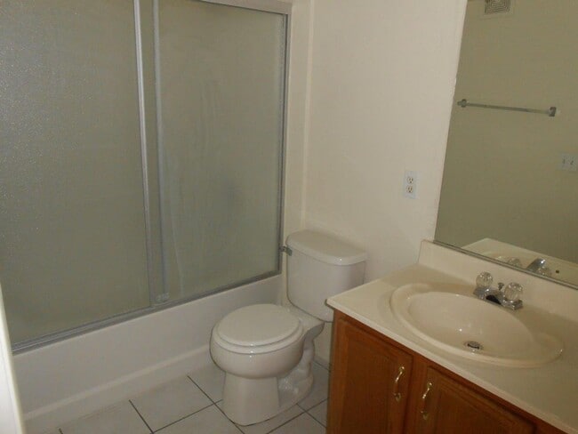 Building Photo - Spacious 2 Bedroom Condo in Gated Community near Eastern/Tropicana