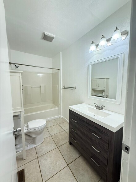 Building Photo - 874 S 90th St