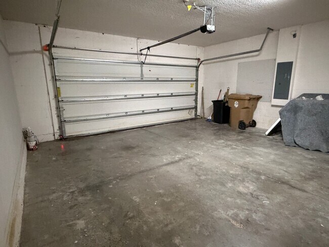 Building Photo - 5 bed 3 bath single family house for rent