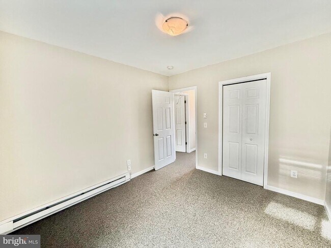 Building Photo - 720 W Glebe Rd