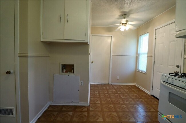 Building Photo - 2701 Hillside Dr