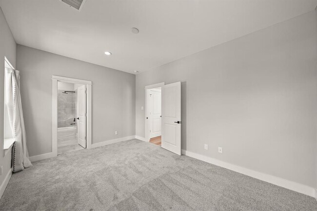 Building Photo - 823 Woodcrest Dr