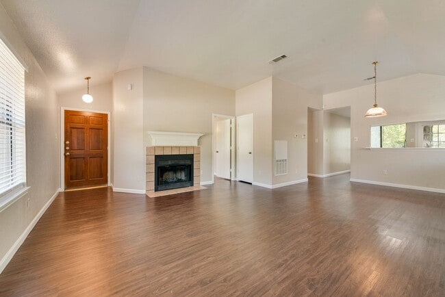 Building Photo - 208 E Denton Dr