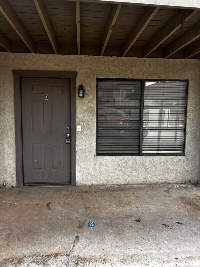Building Photo - 6004 Hill Dale Ct