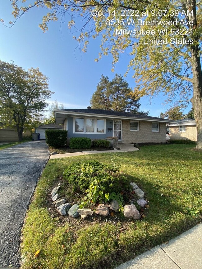 Building Photo - 3 Bedroom 2 Bath Single Family Home!  Gara...