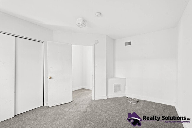 Building Photo - 118 E Del-A-Vue Ave