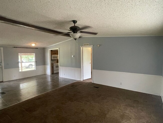 Building Photo - 3 BEDROOM LOCATED ON SHADED ACRE LOT