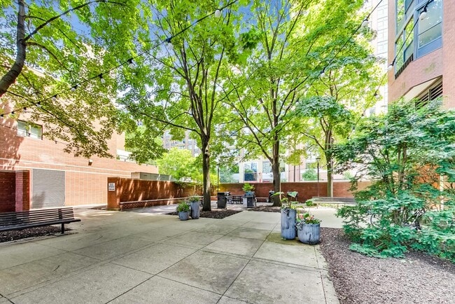 Building Photo - 899 S Plymouth Ct