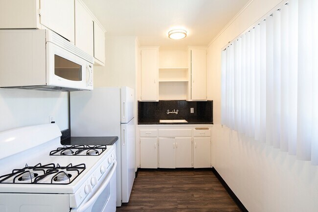 Building Photo - 1 Bed/1 Bath in North Pacific Beach w/ Par...