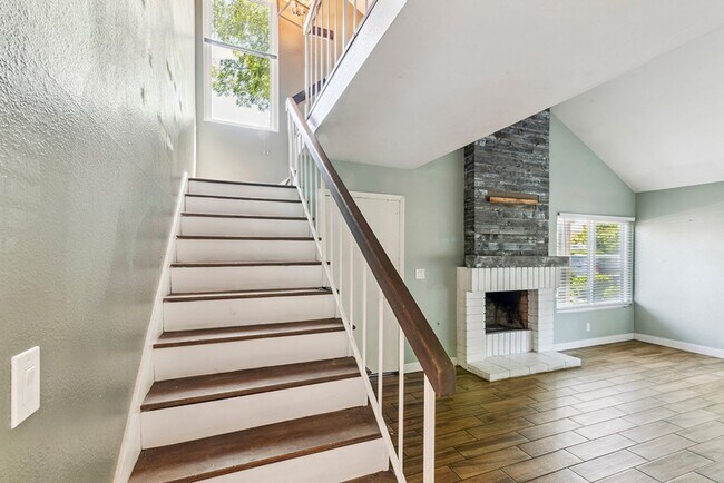 Building Photo - Spacious 3 Bed 2 Bath Townhome in Villa Po...