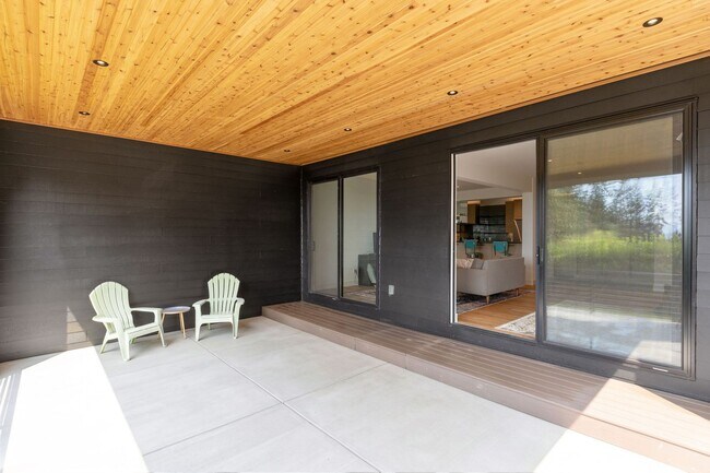 Building Photo - Stunning remodeled apartment with large walk-out patio