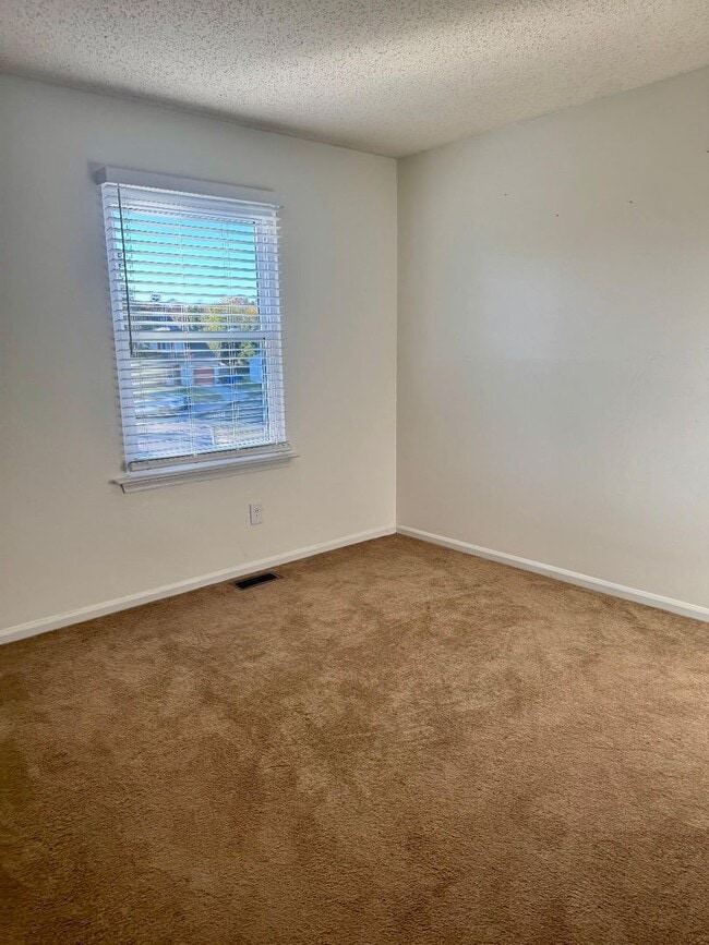 Building Photo - Nice 4 Bedroom 2.5 Bath home.