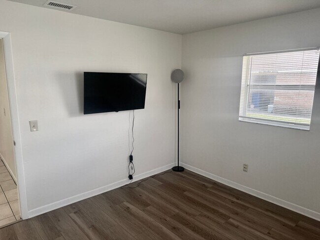 Building Photo - 402 Big Cedar Way