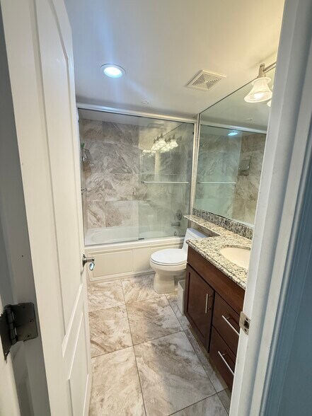 Building Photo - 2900 NE 30th St