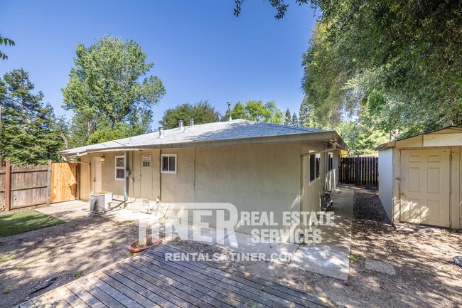 Building Photo - Charming Old Fair Oaks Duplex!