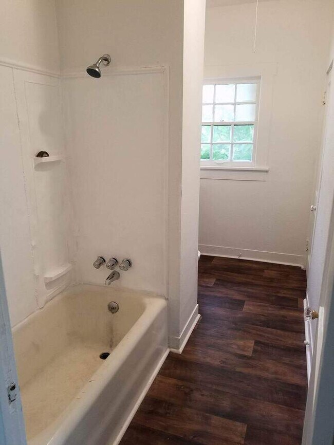 Building Photo - 1 bedroom 1 bath duplex