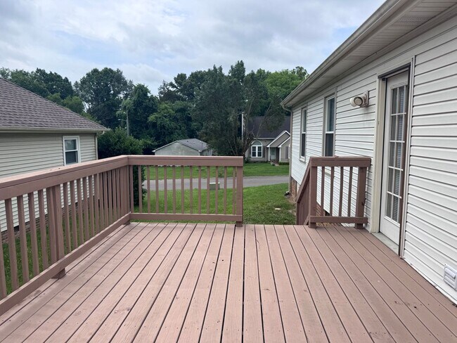 Building Photo - Super convenient location! Quick access to I-24 Exit 11!