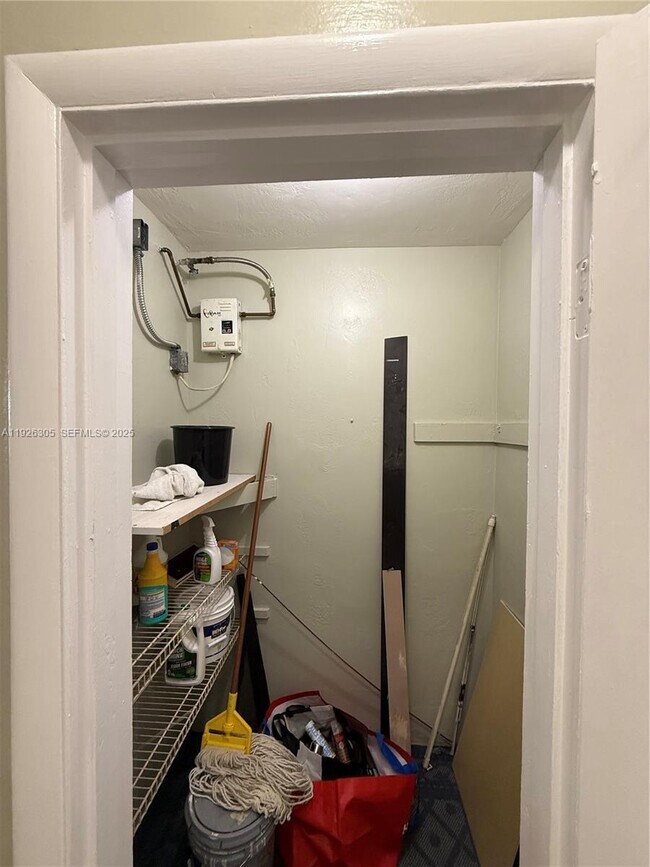 Building Photo - 2915 Plunkett St