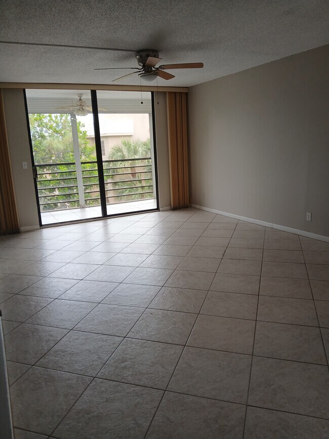 Building Photo - 4700 Lucerne Lakes Blvd