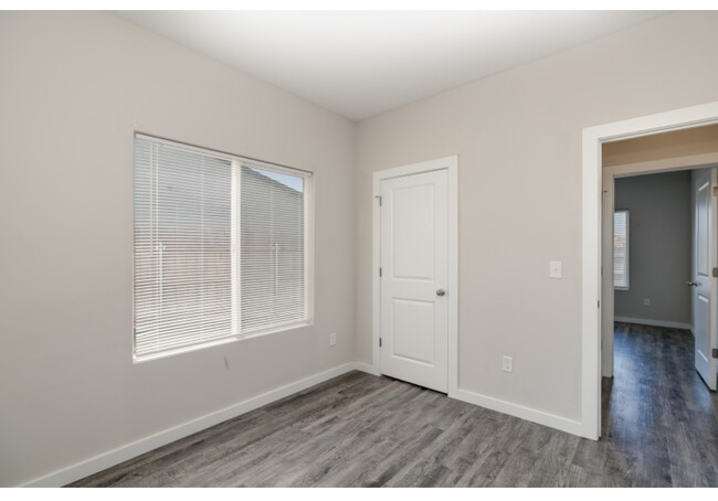 Building Photo - 596 E Martens Ct