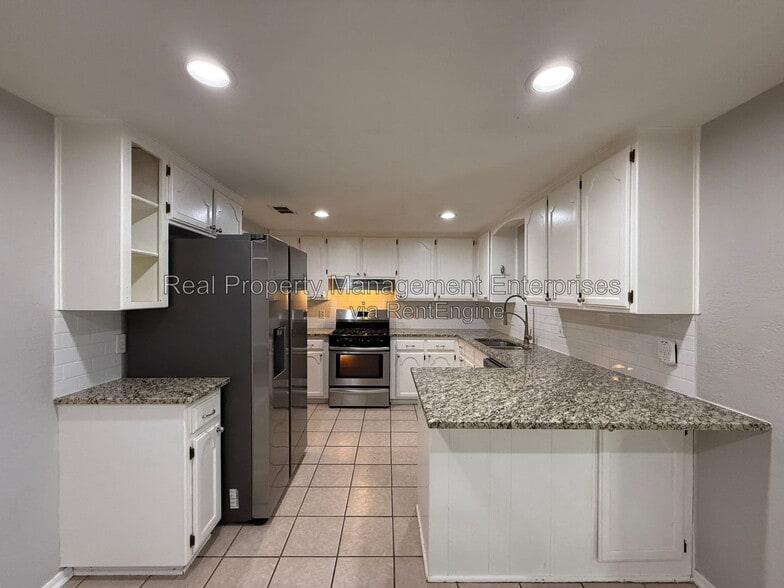 Building Photo - 1071 Castlebury Mansion